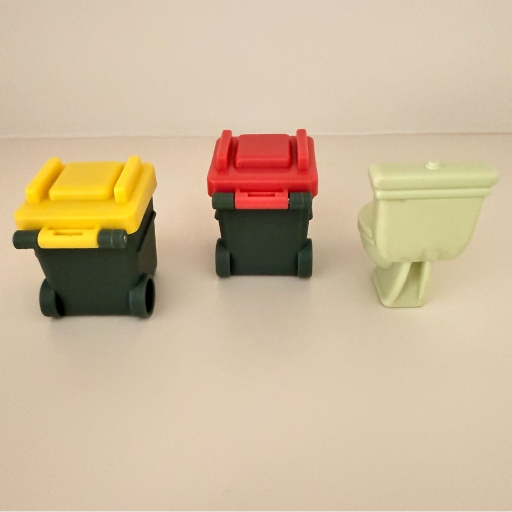 Bluey Family Dunny Toilet & Replacement Garbage Cans for Playsets - Picture 3 of 3